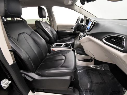Used 2024 Chrysler Pacifica Touring-L FWD image 17