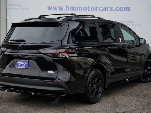 Used 2025 Toyota Sienna XLE Woodland Edition image 3