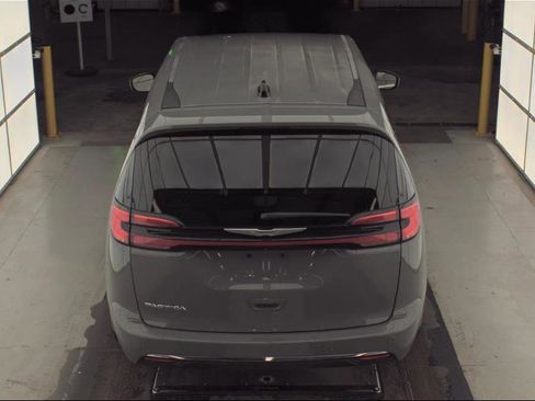 Used 2023 Chrysler Pacifica Touring-L image 10