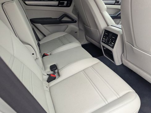 Used 2022 Porsche Cayenne S Platinum image 14