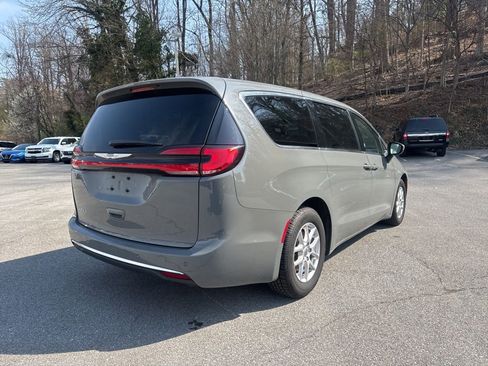 Used 2023 Chrysler Pacifica Touring-L image 4