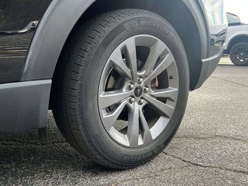 Used 2022 Ford Explorer XLT w/ Equipment Group 202A image 11