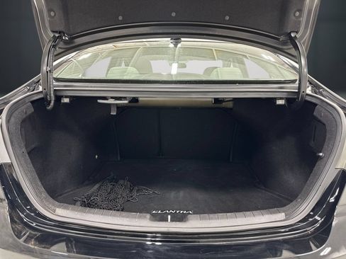 Used 2017 Hyundai Elantra SE w/ Cargo Package FWD image 12