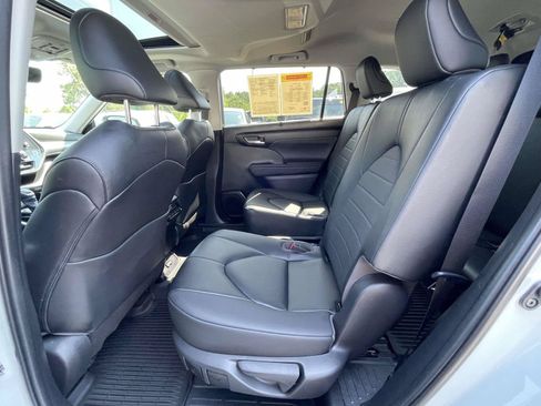 Used 2023 Toyota Highlander XLE FWD image 13