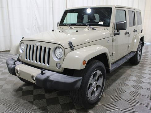 Used 2018 Jeep Wrangler Unlimited Sahara image 24
