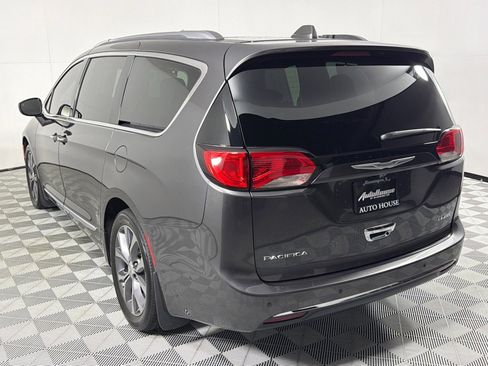 Used 2017 Chrysler Pacifica Limited image 7