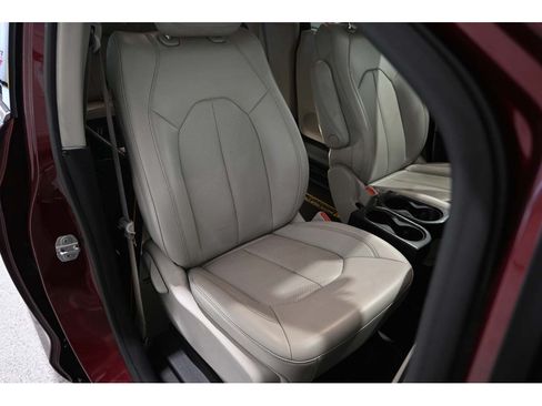Used 2021 Chrysler Voyager Lxi FWD image 16