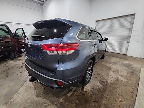 Used 2017 Toyota Highlander LE FWD image 3