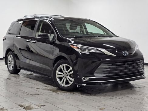 Used 2022 Toyota Sienna Platinum image 2