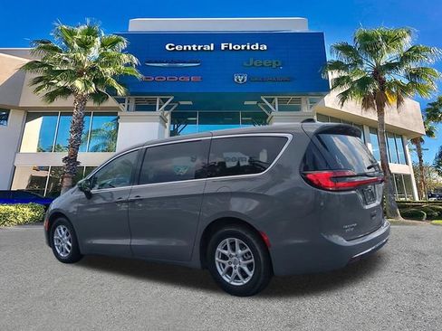 Used 2023 Chrysler Pacifica Touring-L FWD image 7