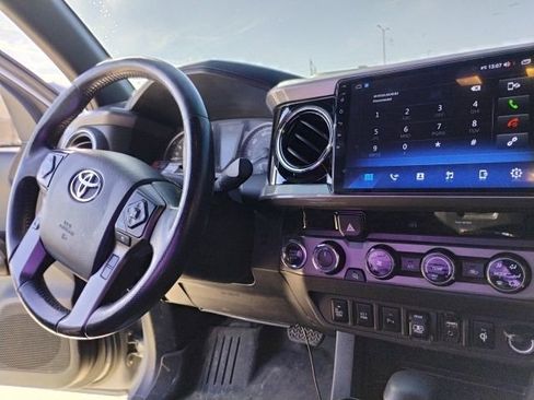 Used 2018 Toyota Tacoma TRD Sport w/ Technology Package image 14