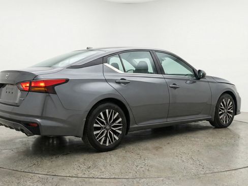 Used 2025 Nissan Altima 2.5 SV image 9