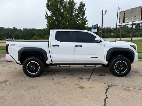 Used 2025 Toyota Tacoma TRD Off-Road AWD/4WD image 7