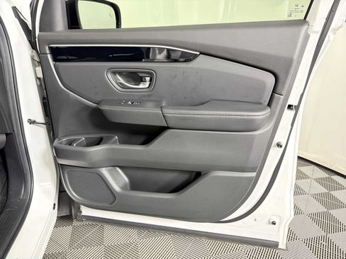 Used 2025 Honda Pilot EX-L image 12