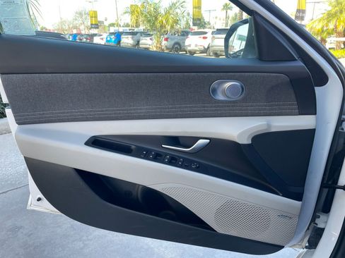 Used 2025 Hyundai Elantra Limited image 18