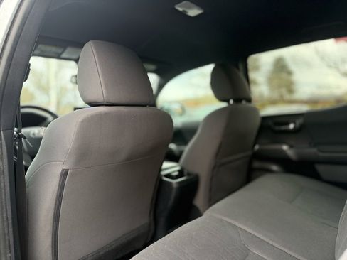 Used 2018 Toyota Tacoma TRD Sport image 18