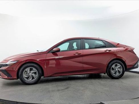 Used 2025 Hyundai Elantra SE w/ Cargo Package FWD image 3