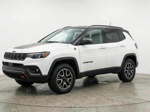 Used 2025 Jeep Compass Trailhawk image 3
