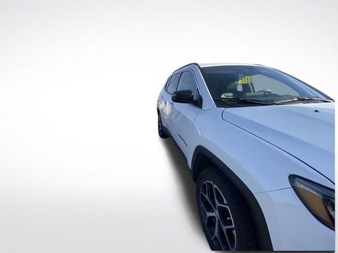 Used 2024 Jeep Compass Latitude image 12