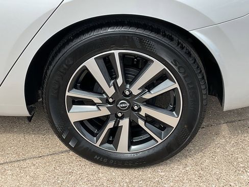 Used 2025 Nissan Versa SV image 8