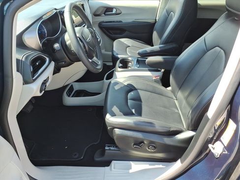 Used 2023 Chrysler Pacifica Touring-L FWD image 12