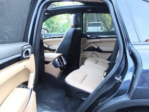 Used 2016 Porsche Cayenne w/ Premium Package AWD/4WD image 24
