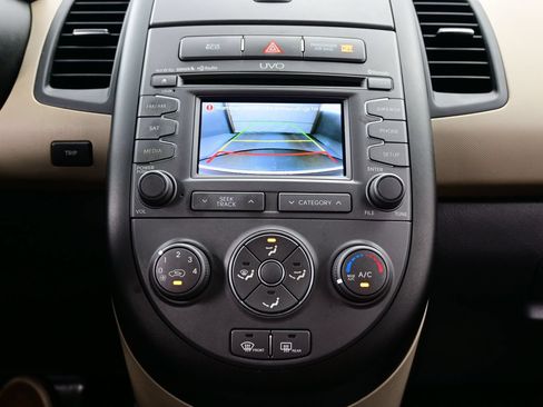Used 2012 Kia Soul ! FWD image 18