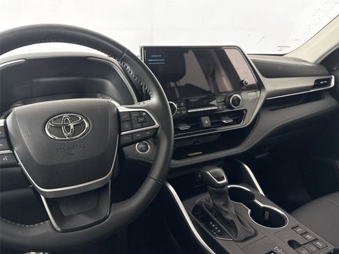 Used 2025 Toyota Highlander XLE AWD/4WD image 32