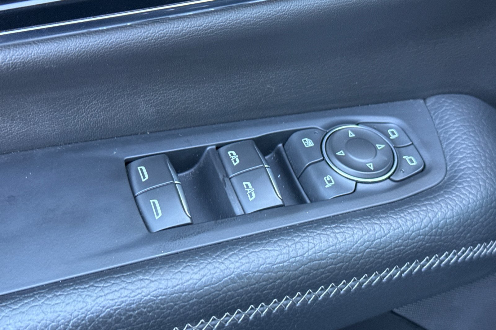 Used 2025 GMC Yukon Denali AWD/4WD image 13