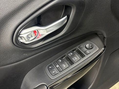 Used 2021 Jeep Cherokee Latitude Plus AWD/4WD image 17