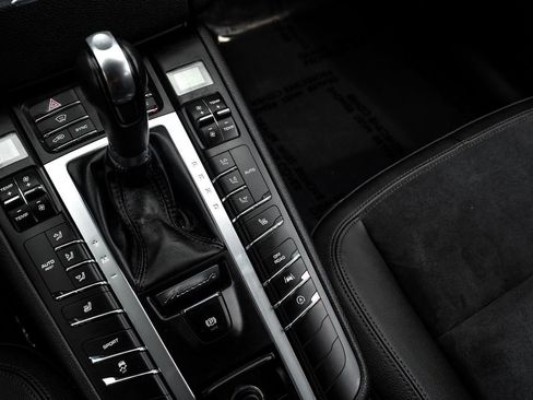 Used 2018 Porsche Macan AWD/4WD image 27
