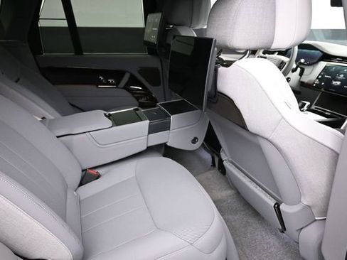Used 2025 Land Rover Range Rover SV AWD/4WD image 17