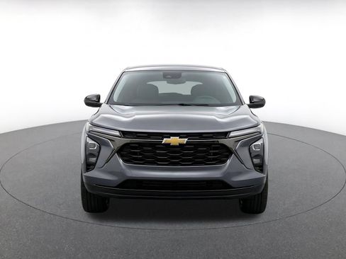 Used 2025 Chevrolet Trax LT FWD image 2