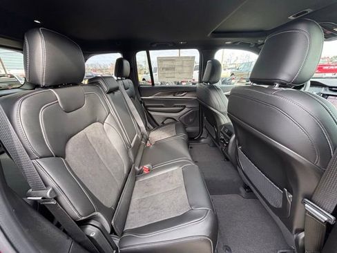 New 2026 Jeep Grand Cherokee Altitude image 9