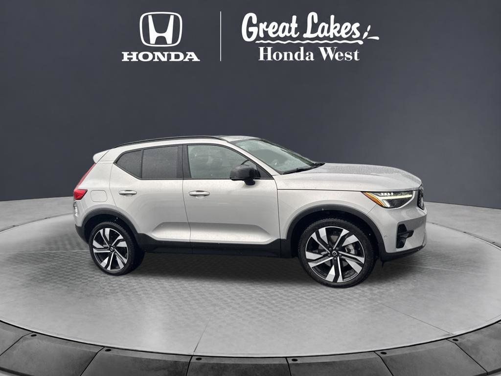Used 2023 Volvo XC40 B5 Plus w/ Driver Assist Package AWD/4WD image 5