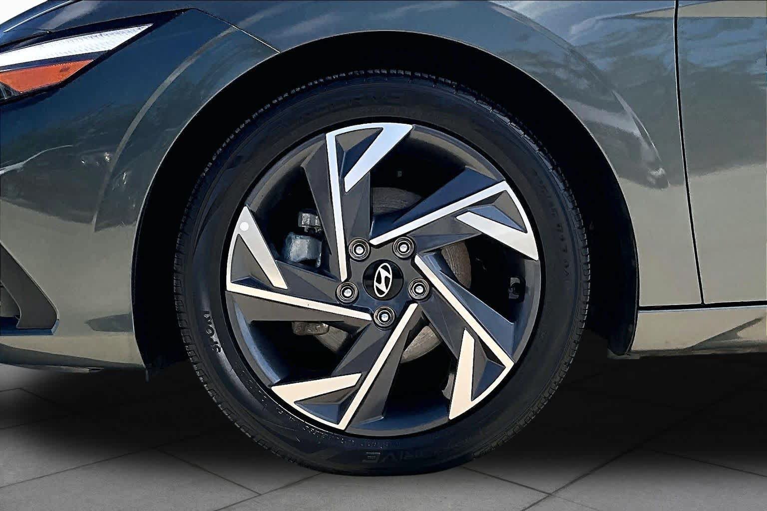 Certified 2025 Hyundai Elantra SEL FWD image 11