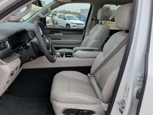 Used 2024 Jeep Wagoneer Series III w/ Premium Group I image 13