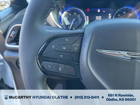 Used 2025 Chrysler Pacifica Limited FWD image 28