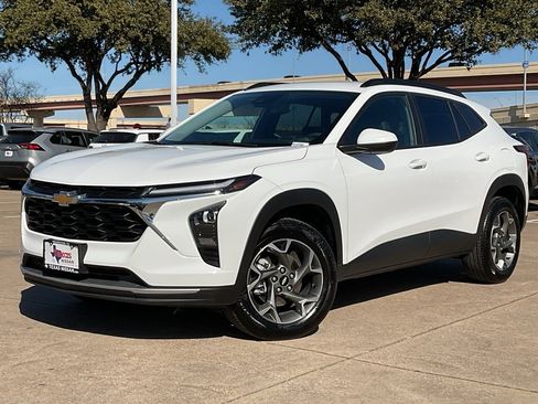 Used 2025 Chevrolet Trax LT image 2