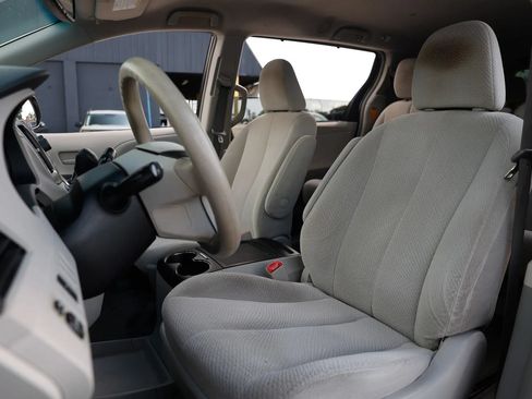 Used 2014 Toyota Sienna LE FWD image 19