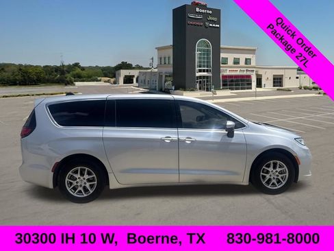 Used 2023 Chrysler Pacifica Touring-L FWD image 2