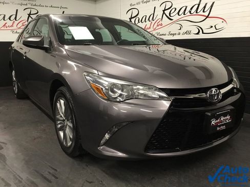 Used 2017 Toyota Camry SE w/ Moonroof Package image 3
