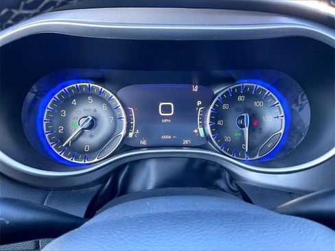 Used 2023 Chrysler Pacifica Touring-L image 24