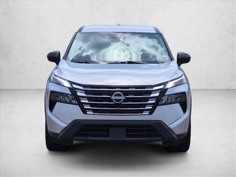 Used 2024 Nissan Rogue S AWD/4WD image 2
