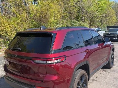Used 2024 Jeep Grand Cherokee Altitude image 7