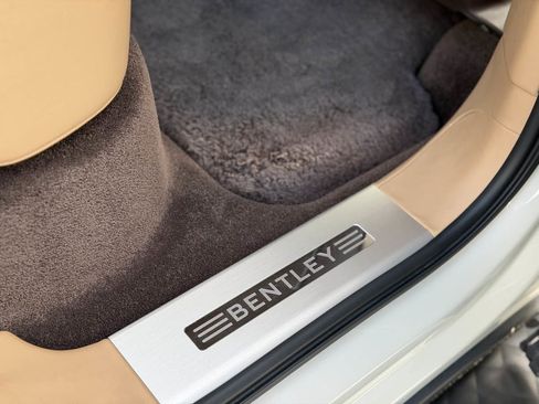 Used 2018 Bentley Bentayga image 26