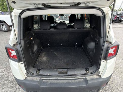 Used 2019 Jeep Renegade Latitude AWD/4WD image 9