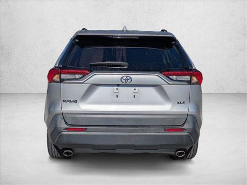 Used 2021 Toyota RAV4 XLE w/ Convenience Package image 4