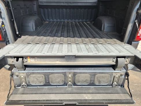 Used 2020 GMC Sierra 1500 SLT RWD image 32