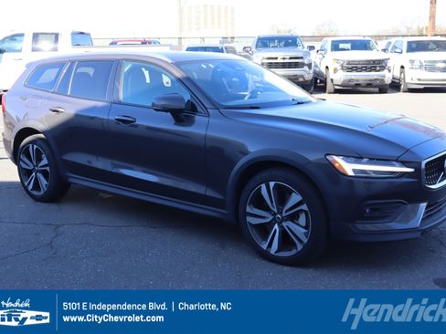 Used 2025 Volvo V60 B5 Cross Country Plus image 1